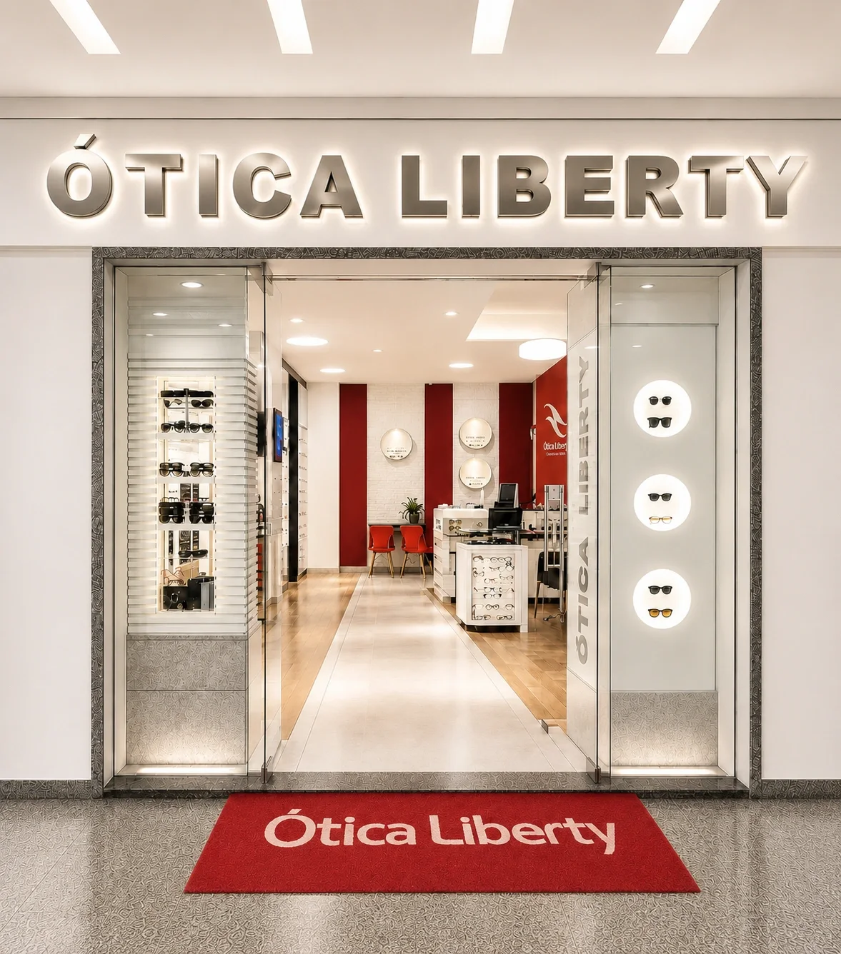 Atendimento consultivo para escolha de óculos na Ótica Liberty no Centro de Itajaí